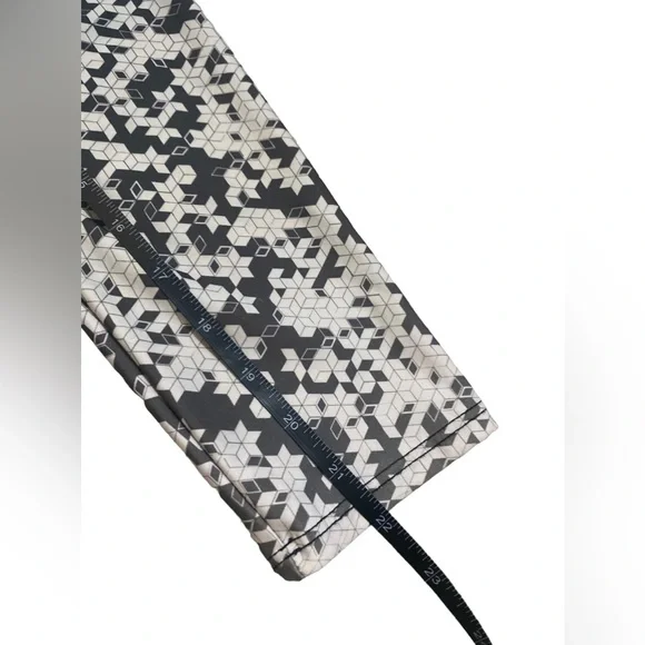 Onzie | M/L shiny geometric patterned ombré leggings - Picture 6 of 7